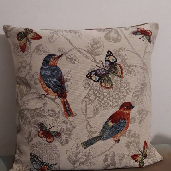 Housse de coussin tapisserie jacquard oiseaux et papillons 45x45 cm. Déco d'intérieur tendance - crémaillère - anniversaire