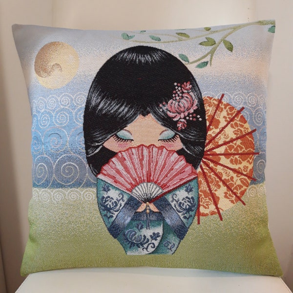 Housse de coussin tapisserie jacquard poupée kokeshi soleil 45 x 45 cm. Deco d'intérieur tendance - crémaillère - anniversaire