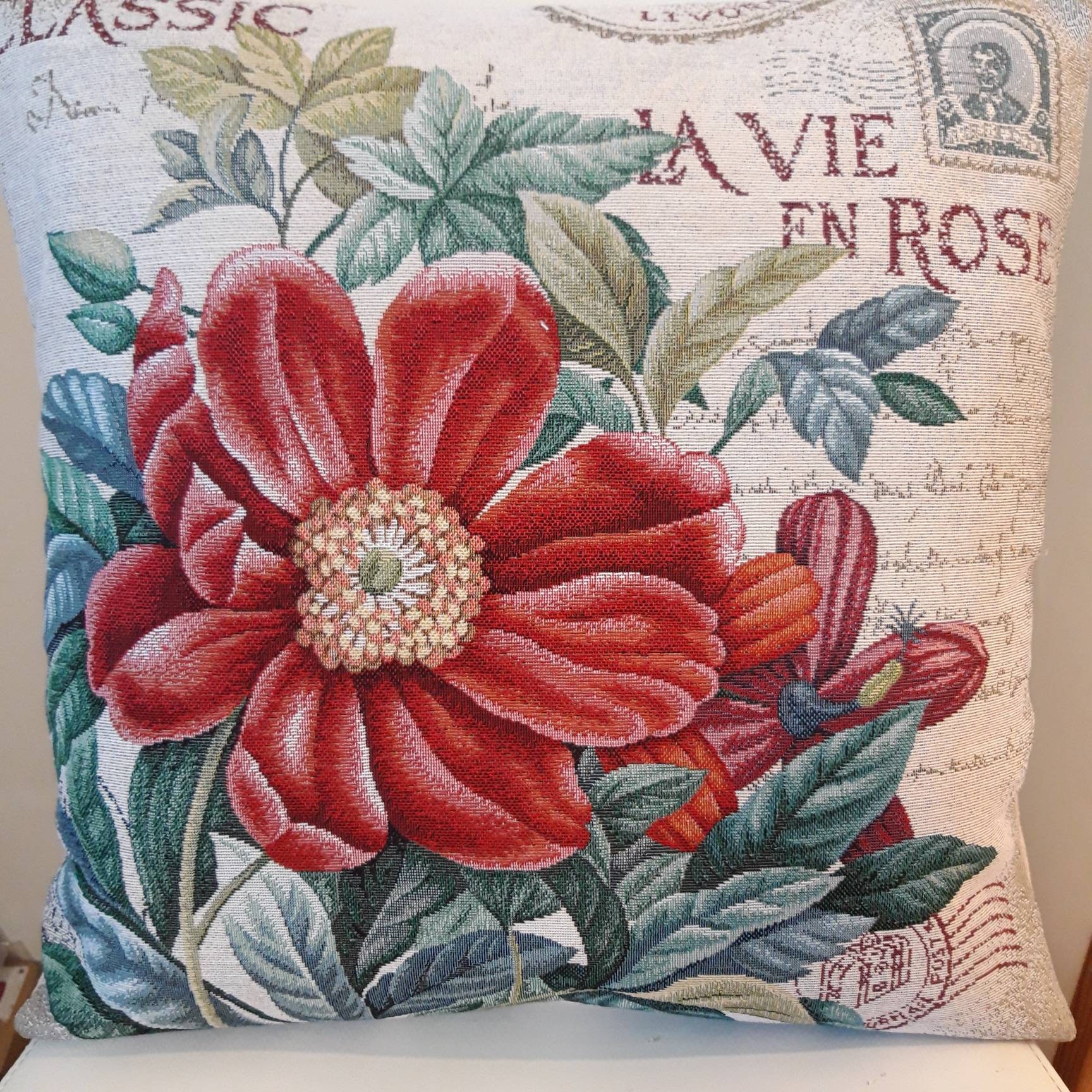 Housse de Coussin Tapisserie Jacquard Crème Fleurs Rouge 45x45 cm. Déco d'intérieur Tendance - Déco 