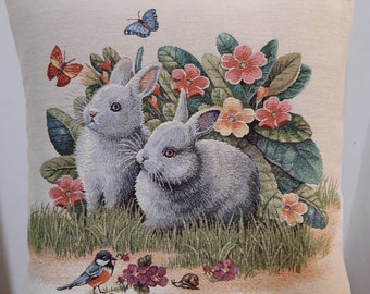 Housse de coussin tapisserie jacquard crème décor printanier lapins 45x45 cm. Déco d'intérieur tendance - crémaillère - anniversaire