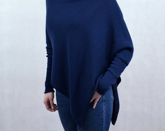 Poncho asymétrique - pull tricoté en bleu marine