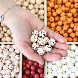 Round bead with pattern in laboratory-tested silicone / Complies with toy standard EN71-3 / baby pacifier clip