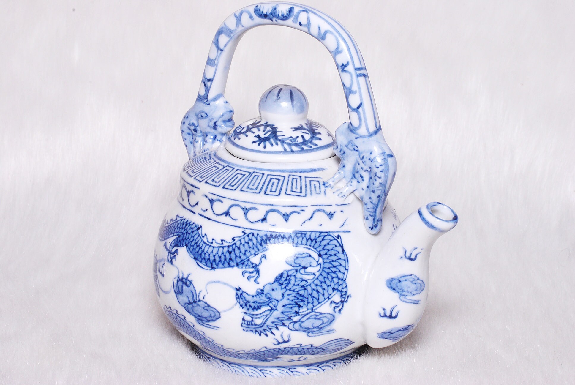 Vintage Collectible Blue & White China Foo Dog Handle Dragon