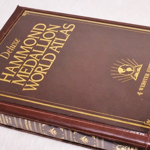 Vintage Collectible 1984 Deluxe Hammond Medallion World Atlas Webster Edition