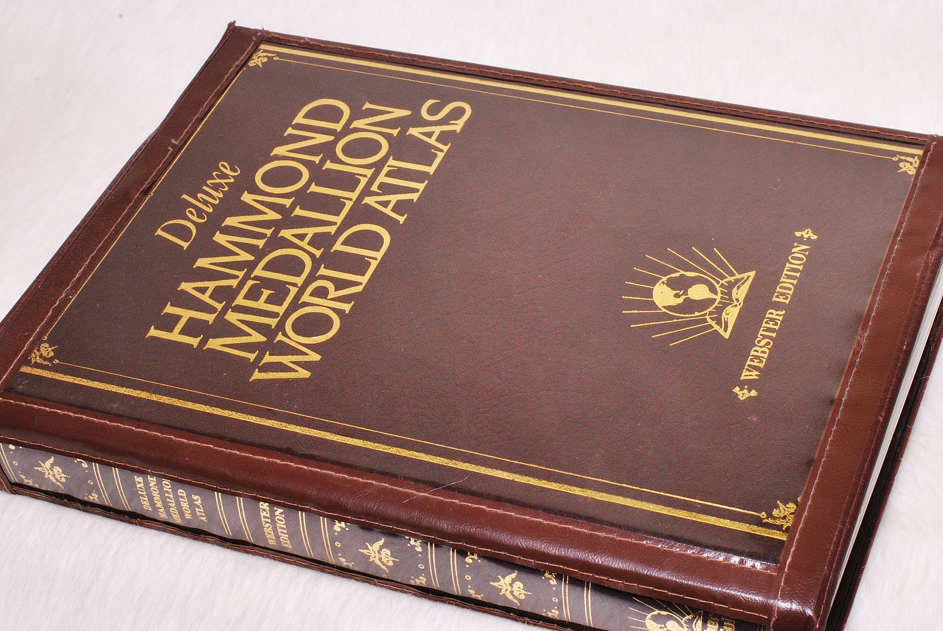 Vintage Collectible 1984 Deluxe Hammond Medallion World Atlas