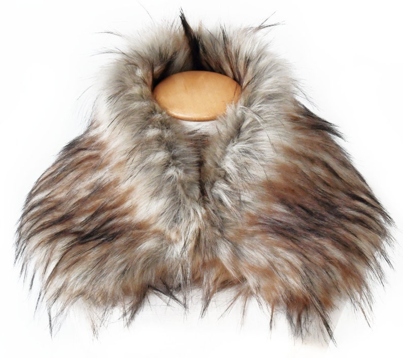 Puede incluir: Un cuello de piel sint&eacute;tica en marr&oacute;n, negro y blanco. El cuello est&aacute; hecho de piel suave y esponjosa y es perfecto para a&ntilde;adir un toque de calidez y estilo a cualquier atuendo.
