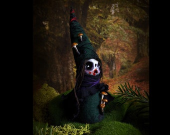 Gnorbitt, the Dark Forest Gnome - mit Glöckchen im Bauch - Sammelfigur, Sammelpuppe, ooak doll, designer toy, gothic witchy decor