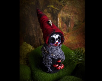 Dante, the Dark Forest Gnome - mit Glöckchen im Bauch - Sammelfigur, Sammelpuppe, ooak doll, designer toy, gothic witchy decor
