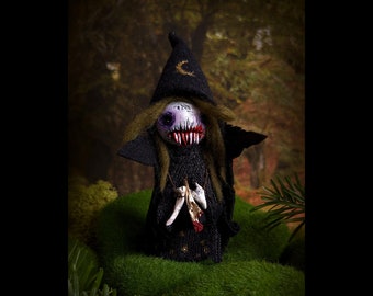 Darra, the Dark Forest Gnome - mit Glöckchen im Bauch - Sammelfigur, Sammelpuppe, ooak doll, designer toy, gothic witchy decor