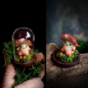 Könnte beinhalten: Handgefertigtes Holzschild mit dem handgeschriebenen Wort "Welcome". Das Schild ist weiß lackiert mit einem Used-Look, und ein kleines grünes Blatt ist oben befestigt. Für den Innen- oder Außenbereich geeignet.