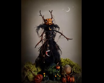 La Reina de la Cosecha Oscura - Figura coleccionable con cabeza de calabaza y ojos que brillan con luz ultravioleta