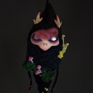 Corbin, the little Darkling Larva jingles and glow in the dark, ooak doll, designer toy, wall hanging wit bells, witchy decor zdjęcie 8