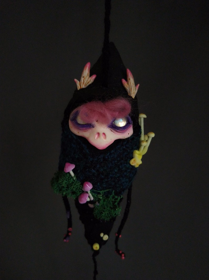 Corbin, the little Darkling Larva jingles and glow in the dark, ooak doll, designer toy, wall hanging wit bells, witchy decor zdjęcie 8