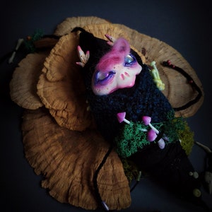 Corbin, the little Darkling Larva jingles and glow in the dark, ooak doll, designer toy, wall hanging wit bells, witchy decor zdjęcie 10