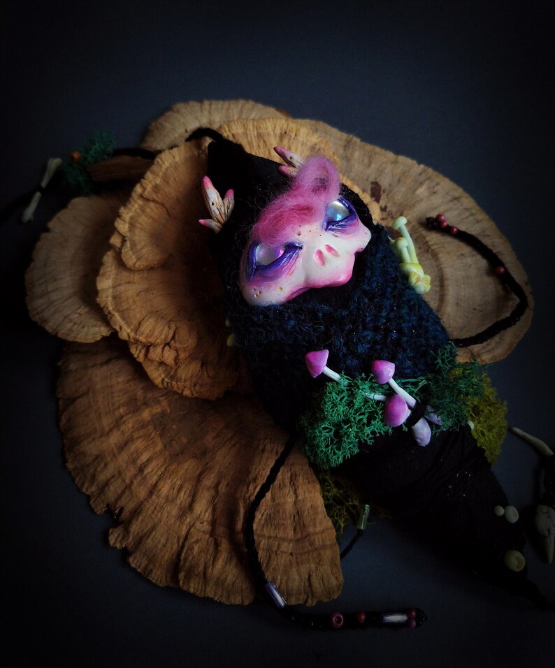 Corbin, the little Darkling Larva jingles and glow in the dark, ooak doll, designer toy, wall hanging wit bells, witchy decor zdjęcie 10