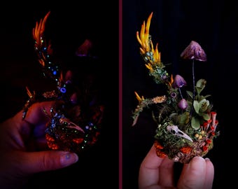 Tronco de madera de setas con fosforescencia de luz ultravioleta y cráneo de pájaro: setas y musgo fosforescentes que brillan en la oscuridad