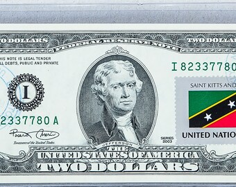 Peut inclure: Un billet de deux dollars avec un timbre des Nations Unies représentant le drapeau de Saint-Kitts-et-Nevis. Le timbre porte les inscriptions "Saint Kitts and Nevis" et "United Nations 25¢". Le billet porte le numéro de série "I 82337780 A".