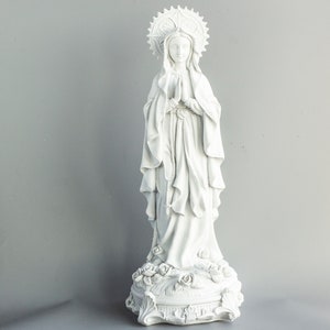 Figura de la Virgen María * Estatua de Madonna * Escultura cristiana blanca * Manos de Nuestra Señora en oración * Decoración religiosa * Estatuilla de halo de la Santa Madre de Dios
