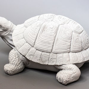 Puede incluir: Figura de tortuga de cerámica blanca con una concha detallada y una superficie texturizada.