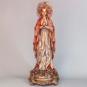 聖母像 *聖母マリアの置物 *礼拝堂の宗教的贈り物の彫刻 *祈る神の母のマドンナ *キリスト教会の室内装飾