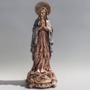 Statue Mère Aimante en Bois 20cm – Sculpture Spirituelle et Élégante