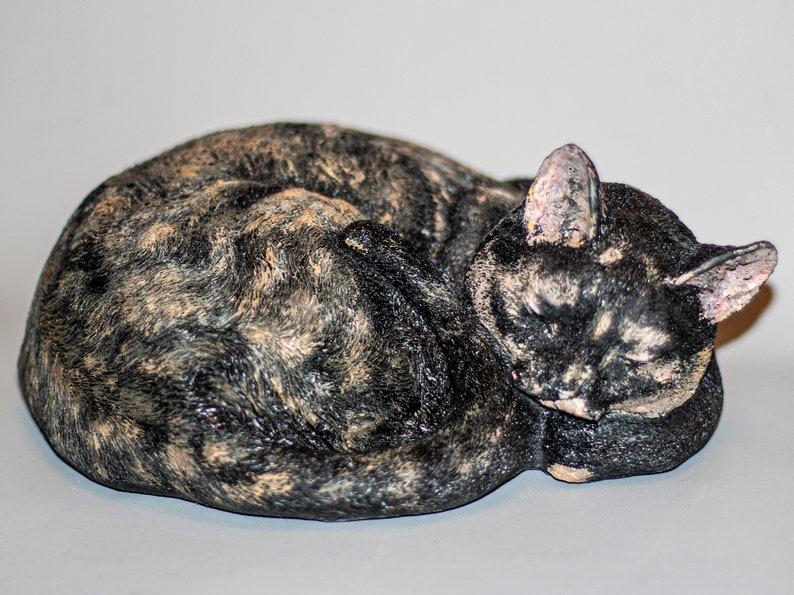 Tortie Cat Urn Custom Paint *Tortoiseshell Sleeping Cat *Unique Keepsake Memorial *Cremation Pet Statue Ashes *Home Funeral Casket Sculpture imagen 1