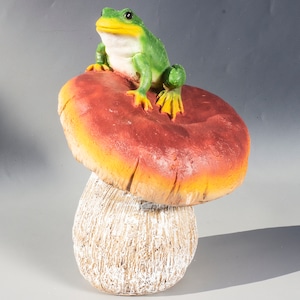 Mushroom Frog Statue *Figurine Garden Decorations *Toad Sculpture Outdoor *Russula Forest Lawn *Backyard Flowerbed Keepsake Artificial Plant
