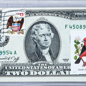 1976 Two Dollar *Papiergeld *Edelstein Unc *Dekor Sammlerstücke *US Geld mit Briefmarken *2 Dollarschein *Federal Reserve Note *Roter Vogel Geschenk