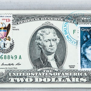 Zwei Dollar Briefmarken *2 Dollar Schein *Papiergeld *Federal Reserve Bank Note *Banknote Gem Unc *Stempel Waldtier *Wolf Jäger Geschenke