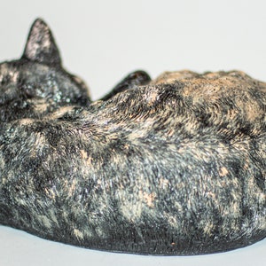Tortie Cat Urn Custom Paint *Tortoiseshell Sleeping Cat *Unique Keepsake Memorial *Cremation Pet Statue Ashes *Home Funeral Casket Sculpture imagen 3