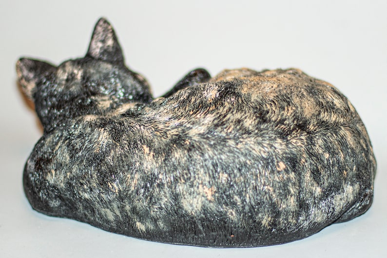 Tortie Cat Urn Custom Paint *Tortoiseshell Sleeping Cat *Unique Keepsake Memorial *Cremation Pet Statue Ashes *Home Funeral Casket Sculpture imagen 3