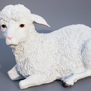 Estatua de oveja * Escultura conmemorativa de animales de granja * Decoración de jardín * Figura de cordero realista * Regalos de oveja blanca * Decoraciones de recuerdo para exteriores