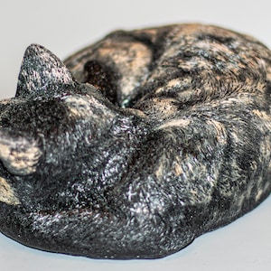 Tortie Cat Urn Custom Paint *Tortoiseshell Sleeping Cat *Unique Keepsake Memorial *Cremation Pet Statue Ashes *Home Funeral Casket Sculpture imagen 2