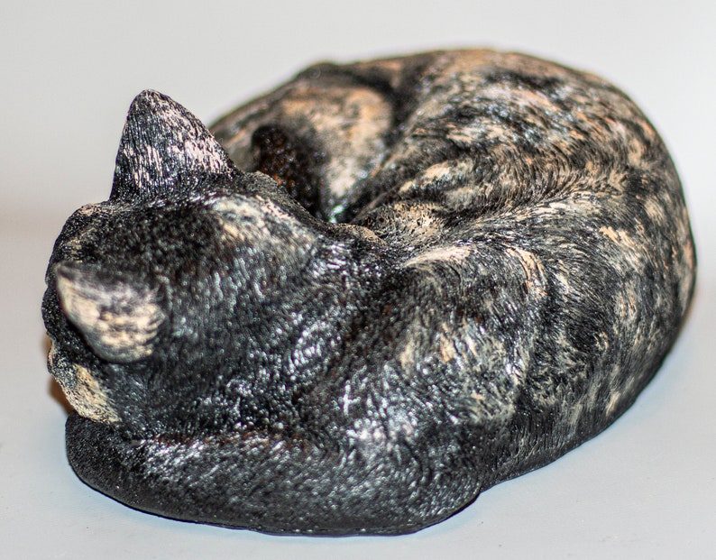 Tortie Cat Urn Custom Paint *Tortoiseshell Sleeping Cat *Unique Keepsake Memorial *Cremation Pet Statue Ashes *Home Funeral Casket Sculpture imagen 2
