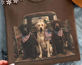 Perros de caza retro con bandera estadounidense PNG, PNG del 4 de julio, PNG de caza de patos, PNG de camisa de caza vintage de los 90 (Descarga digital)