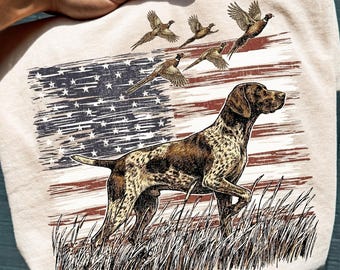 Bandera estadounidense con perro de caza retro PNG, PNG del 4 de julio, PNG de caza de faisanes, PNG de camisa de caza vintage de los 90 (Descarga digital)