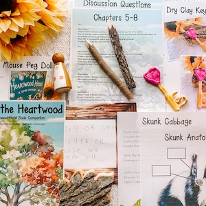 Puede incluir: Un conjunto de materiales educativos para un libro infantil sobre un hotel para criaturas del bosque. Los materiales incluyen un libro titulado "Fall at the Heartwood", una muñeca de madera con clavijas, preguntas de discusión, una llave de arcilla seca y una hoja de trabajo sobre mofetas. La portada del libro presenta una ilustración de acuarela de un árbol de otoño.