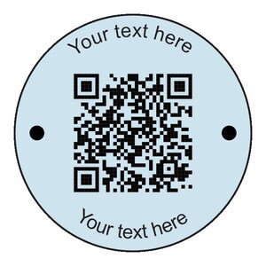 Peut inclure: Un panneau circulaire bleu clair avec le texte "Your text here" au-dessus et en dessous d'un code QR noir. Deux points noirs sont de chaque côté du panneau. Le fond est noir.