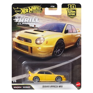 Puede incluir: Un coche de modelo fundido a presión amarillo Subaru Impreza WRX de la serie Hot Wheels Thrill Climbers. El embalaje presenta el logotipo de Hot Wheels y el texto "10 Car Culture". El coche está sobre un gráfico de carretera en blanco y negro.