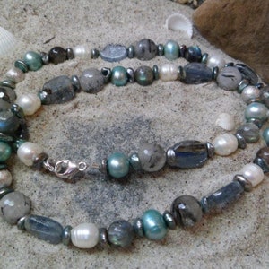 Collier de perles et pierres précieuses avec fermoir mousqueton image 2