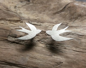 Stud earrings, swallow in 925/- sterling silver, 1 pair of swallows and matching delicate chain with a small swallow in the middle in 925/- sterling silver