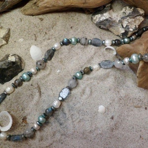 Collier de perles et pierres précieuses avec fermoir mousqueton image 1