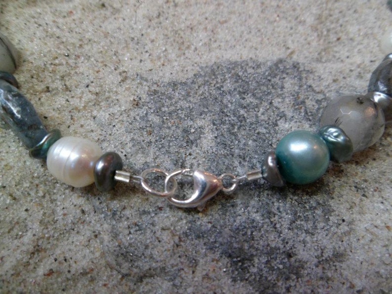 Collier de perles et pierres précieuses avec fermoir mousqueton image 4