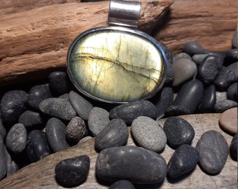 Pendant with labradorite cabochon 925/- sterling silver