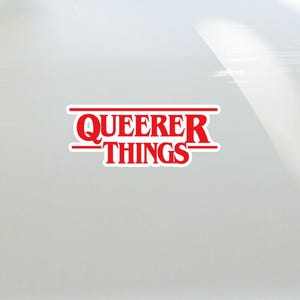 以下が含まれることがあります： 高さの異なる3つのセラミック花瓶のセット。花瓶はクリーム、ベージュ、茶色のマット仕上げです。一番高い花瓶は約25cmです。