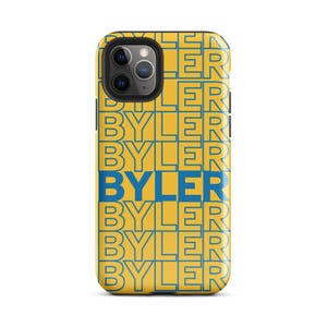 Può includere: Custodia per telefono gialla con la parola "BYLER" blu ripetuta. La custodia ha un ritaglio per la fotocamera e un bordo nero.
