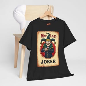 Camiseta de sátira política da série Playing Card, camiseta de cartas de jogar Trump como o Coringa, design Mar-a-Lago, comentário contemporâneo, camiseta de algodão