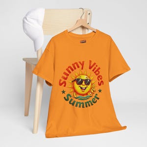 Camiseta unisex Sunny Vibes, estilo retro veraniego, diseño de sol divertido, celebración veraniega, playera playera con ambiente playero