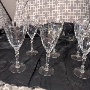 Hoya Crystal Set of Four Water Goblets or Large Wine Glass Sandlewood  Pattern Vertical Cut 6 Sided Stem TYCAALAK 