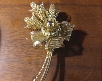 Vintage Gold Toned Pin/Brooch- Woven Mesh Flower Bouquet with Ribbon Bows. Beautiful with Nice Tight Working Clasp